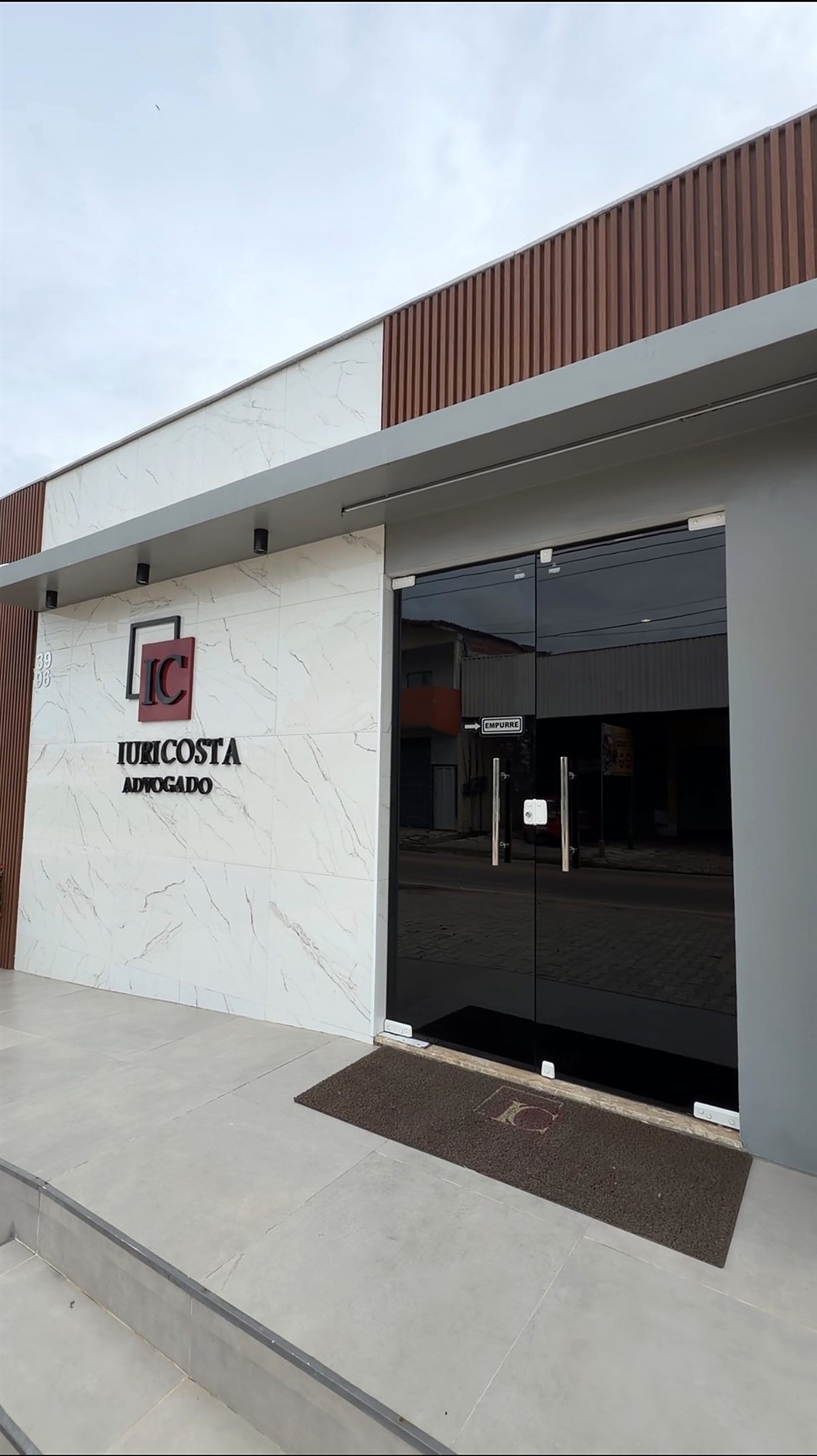 Fachada do escritório Iuri Costa Advogado, em Icapuí-CE