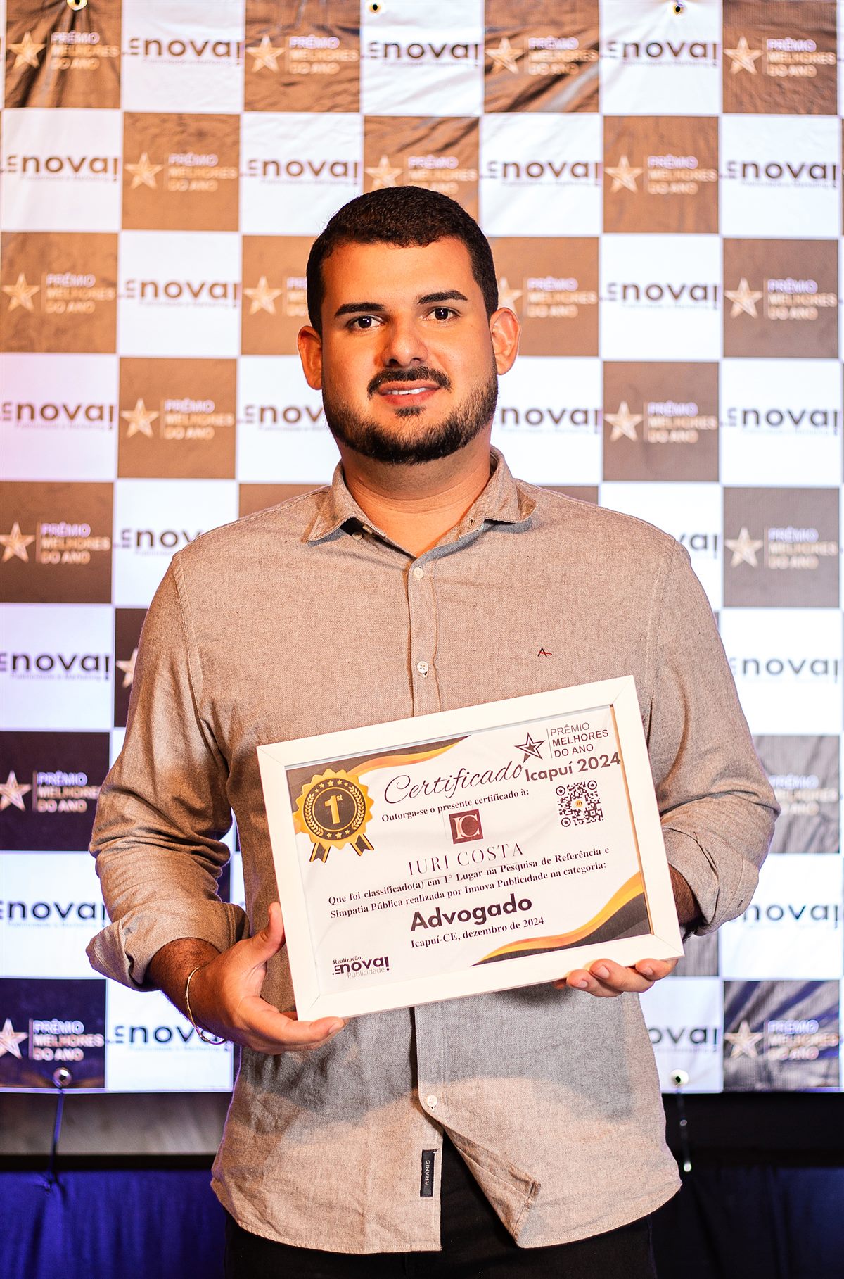 Iuri Costa recebendo o prêmio de Melhor Advogado 2024